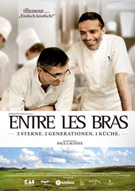 Entre les Bras – 3 Sterne. 2 Generationen. 1 Küche. – deutsches Filmplakat – Film-Poster Kino-Plakat deutsch