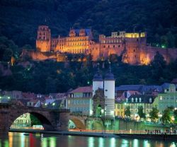 Baden-Württemberg: Heidelberg, Alte Neckarbrücke und Schloss - © Andrew Cowin/DZT