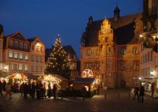 Hessen: Marburg an der Lahn, Weihnachtsmarkt am Rathaus - © Jochen Keute/DZT