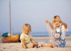 Mecklenburg-Vorpommern: Kinder am Strand, Insel Rügen, Ostsee - © Topel Kommunikation GmbH