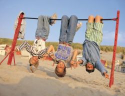 Niedersachsen: Insel Langeoog/Ostfriesland, Kinder turnen am Strand - © Topel Kommunikation GmbH