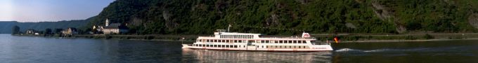 Rheinland-Pfalz: Panoramabild Kamp-Bornhofen, Schiff auf dem Rhein - © Gundhard Marth/DZT