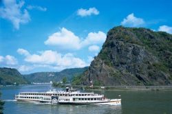 Rheinland-Pfalz: Loreleyfelsen im Mittelrheintal, Dampfer »Goethe« - © Dietmar Scherf/DZT