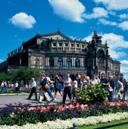 Sachsen: Dresden, Schlossplatz und Semper-Oper - © Norbert Krüger/DZT