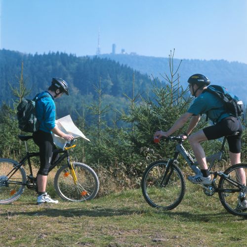 Thüringen: Radfahrer beim Radwandern im Thüringer Wald - © Thüringer Tourismus GmbH