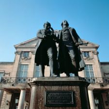 Thüringen: Goethe-Schiller-Denkmal in Weimar - © Thüringer Tourismus GmbH